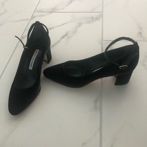 Manolo Blahnik grey velvet size 37.5 heels